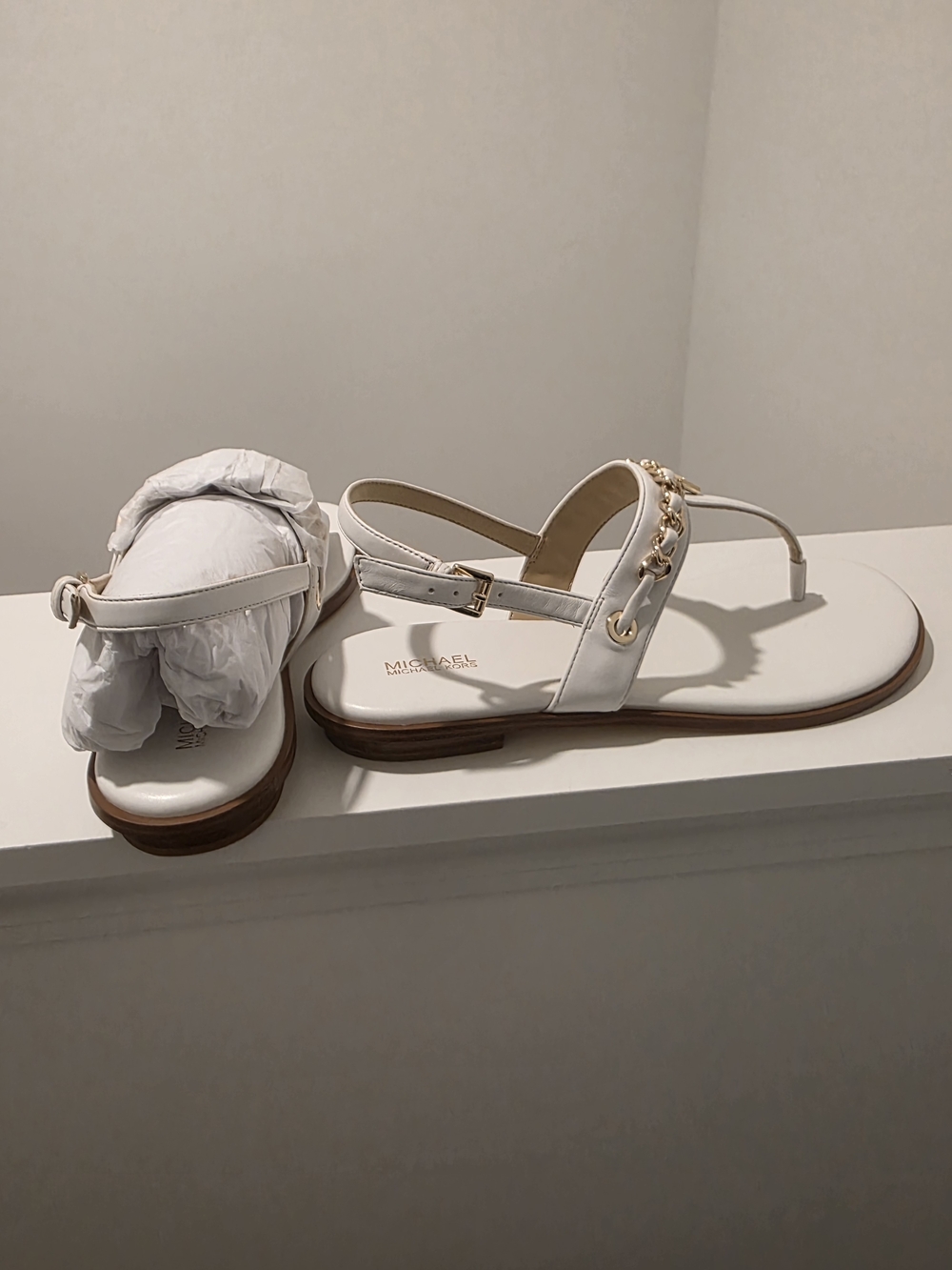 Michael Kors Elegant White T-Strap Sandals with Gold Chain Accent - Picture 4 of 6